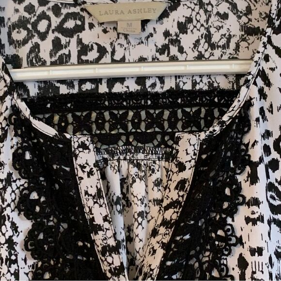 Laura Ashley Blouse Button Up Lace Detail 3/4 Sleeves Top Sz Medium Gorgeous - Picture 5 of 9